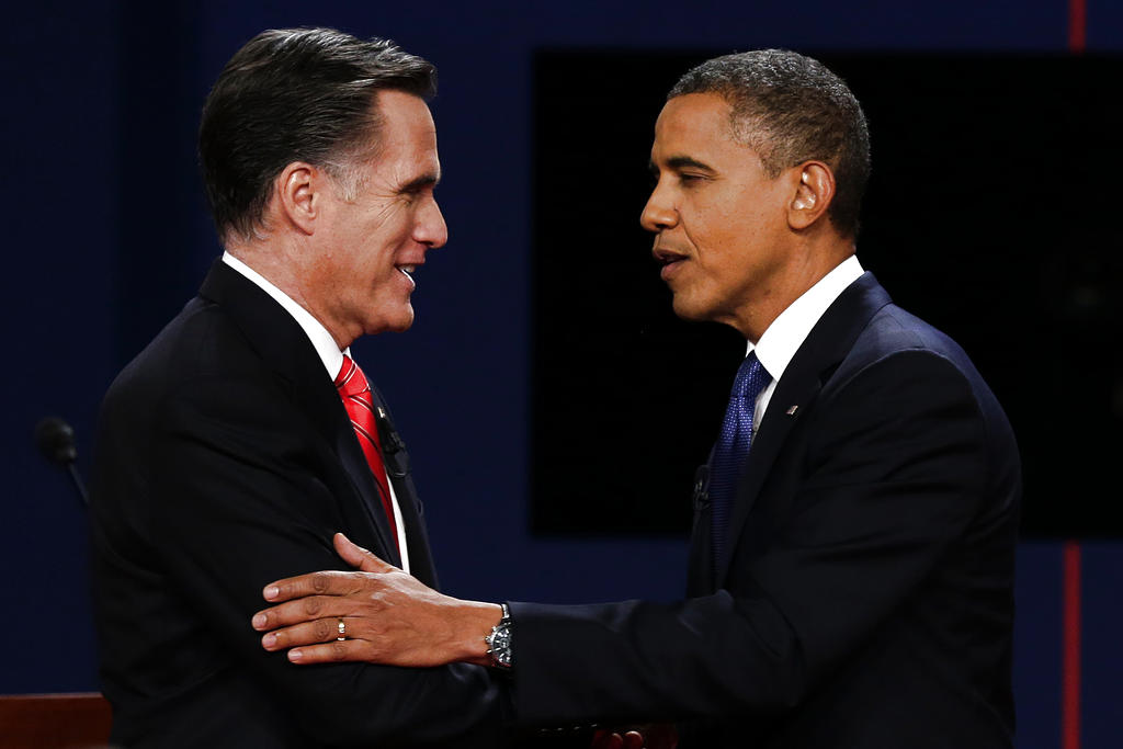 El presidente de Estados Unidos, Barack Obama saluda a su rival Mitt Romney. Foto/AP<br>