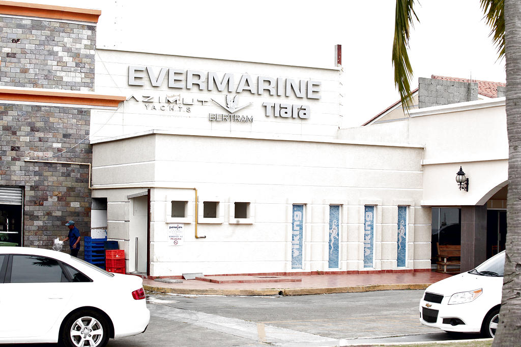 Vendedor. Sede de Evermarine en la Calzada de Amador.(Víctor Arosemena)