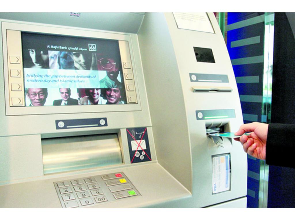 Clientes reciben orientación del banco.(ARCHIVO)