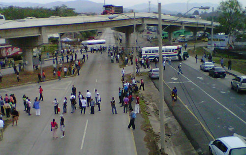 El cierre ha provocado un tranque vehicular. Foto/Jesús Simmons