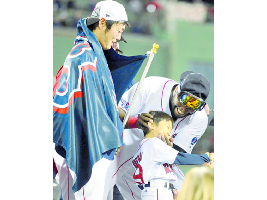 David Ortiz festeja con el cerrador Koji Uehara y su pequeño hijo.(AP )