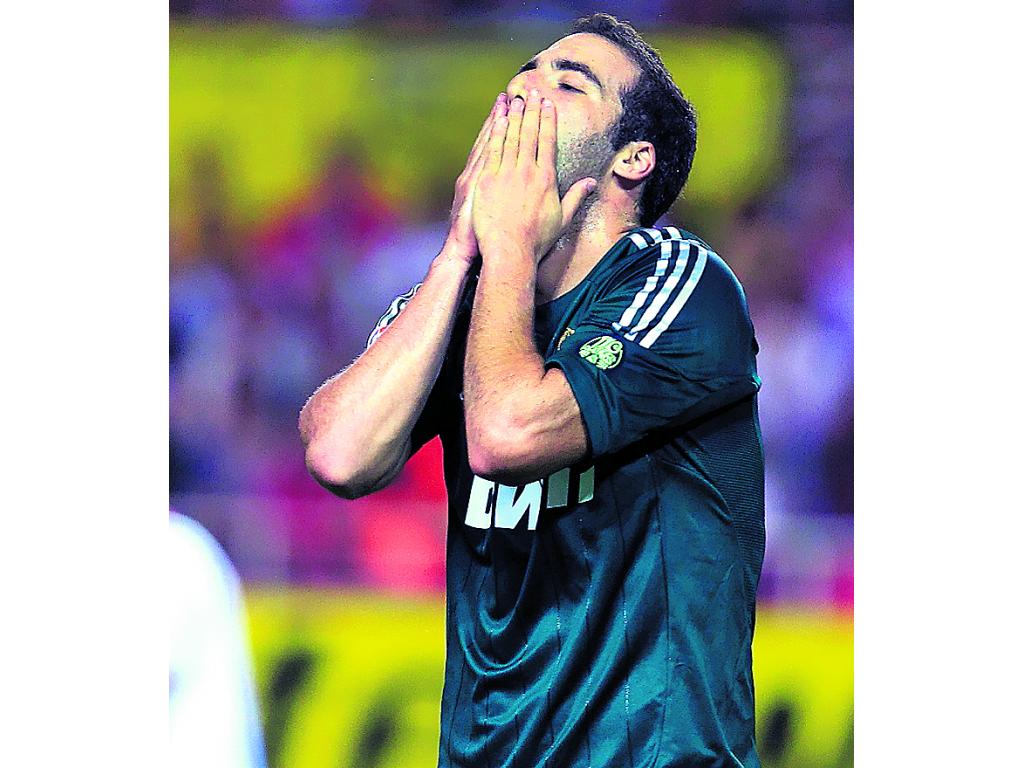 Lamento. Gonzalo Higuaín no puede creer lo ocurrido.(AP)