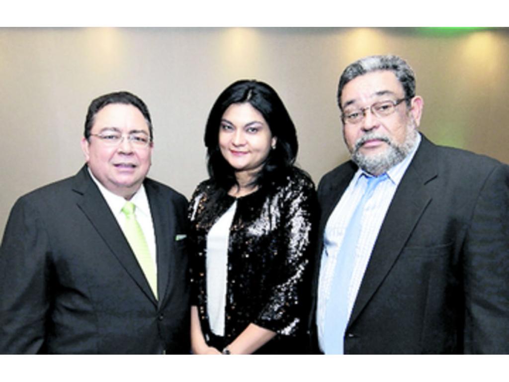2. Francisco Carreira Pittí, Indira Figueroa de Carreira y Alberto Rodríguez.