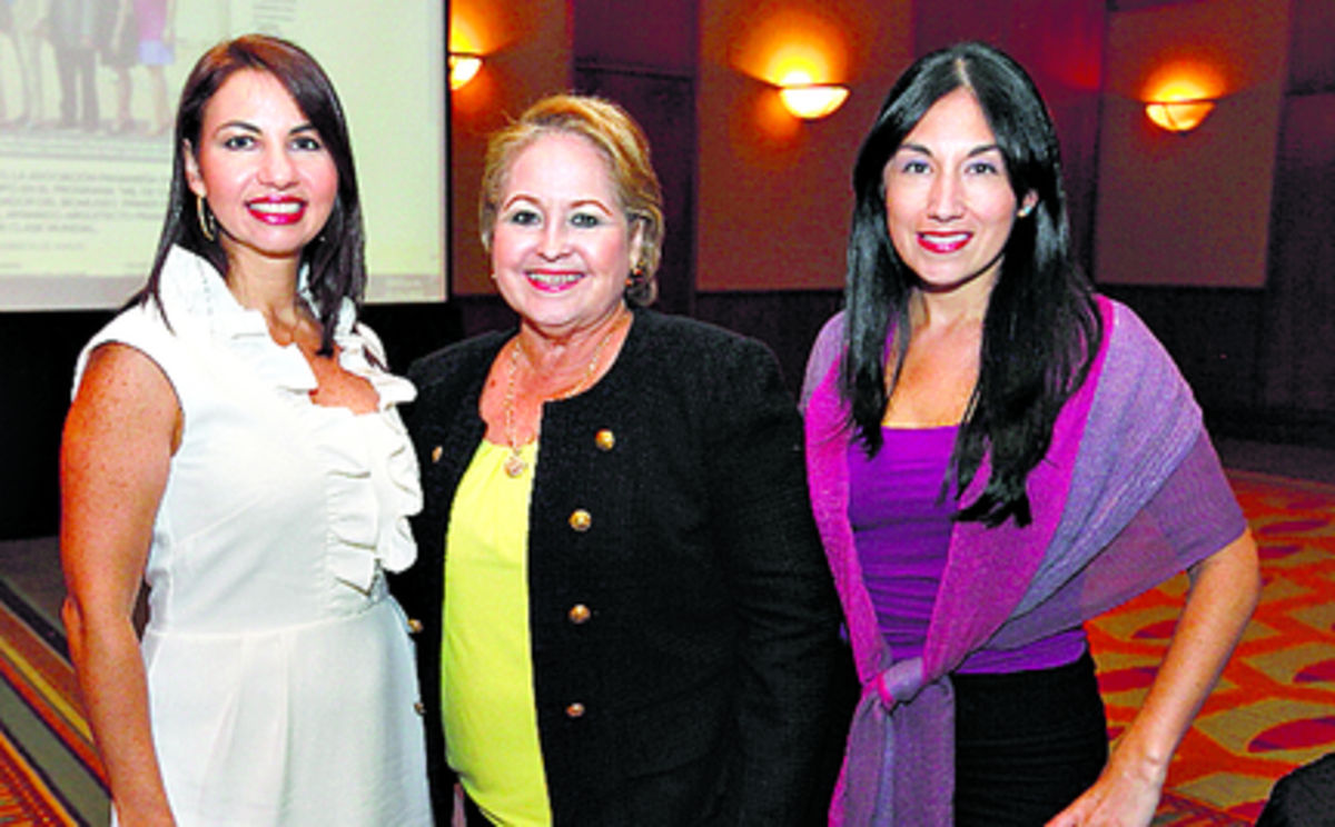 5. Ana Julia Hernández, Nori Falconi y Grace Cortés.