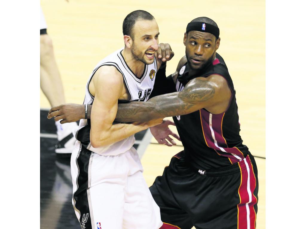 Ginobili (izqda.) es custodiado por LeBron James.(EFE )
