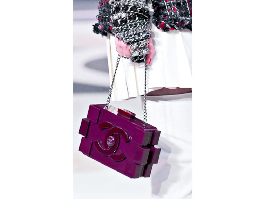 Ideal para un look invadido por el color rojo y el blanco. Además, contiene agarradero por si la prefieres llevar en la mano. ¡Hermosa!