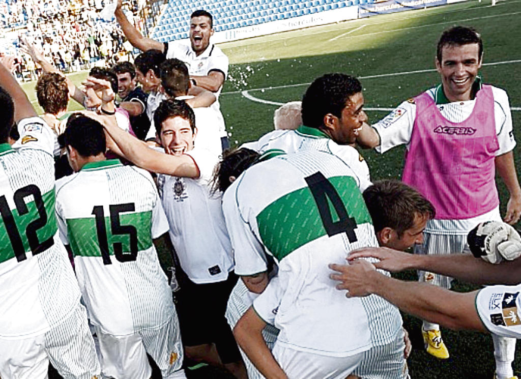 Festejo. Buitrago festeja con Elche Ilicitano el ascenso de su equipo a la tercera categoría.(Tomado de elchediario.com)