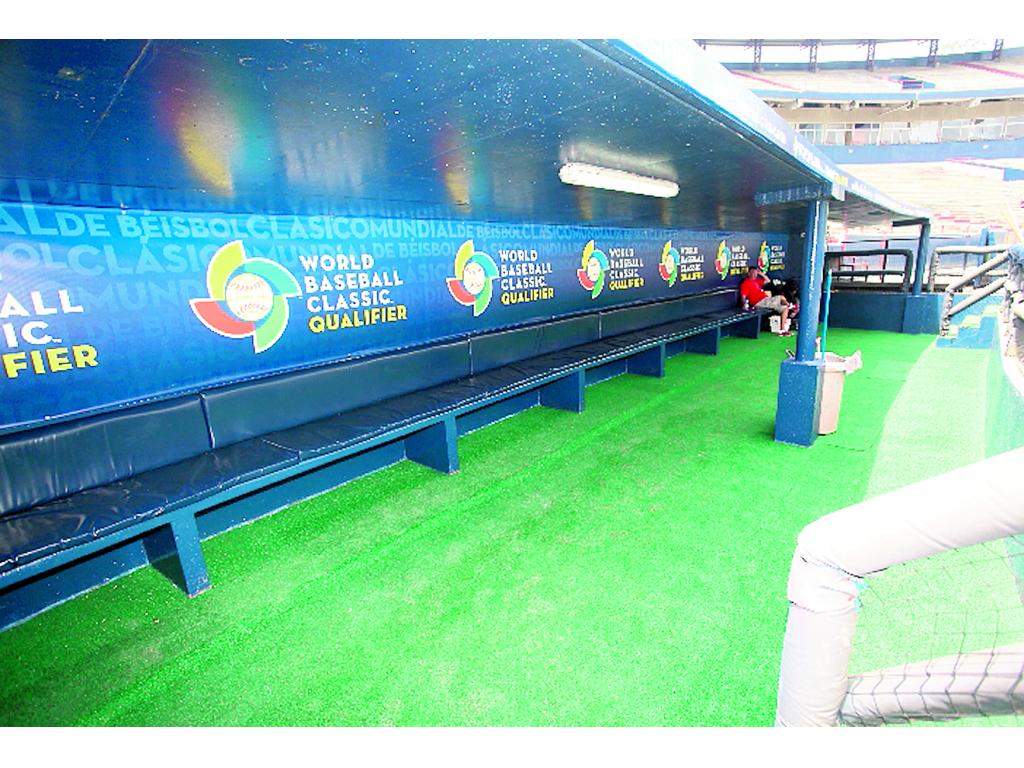 Entrañas.Los dugouts están listos para los equipos.(Francisco González)