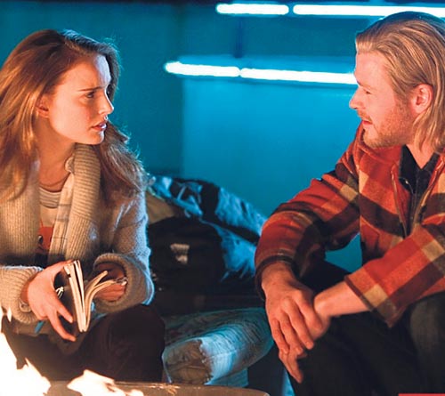 <p>Amiga. Ya en el mundo mortal, el semidios se hace amigo de Jane Foster, (Portman).</p>