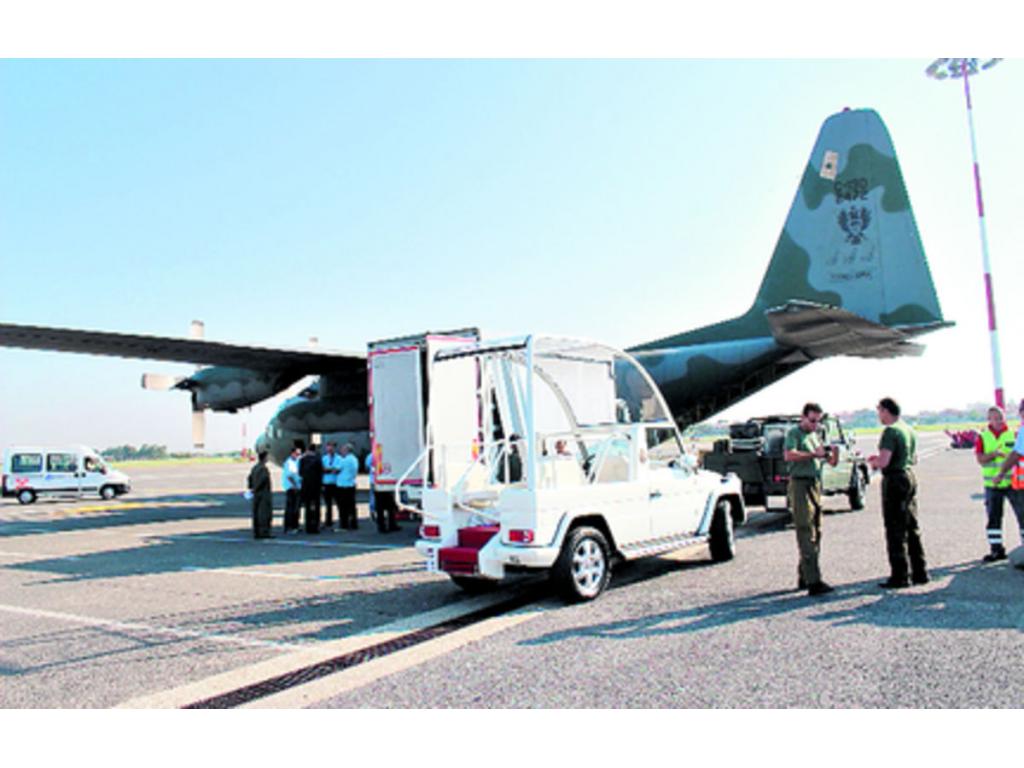 La Fuerza Aérea Brasileña prepara el traslado del vehículo papal.(EFE)