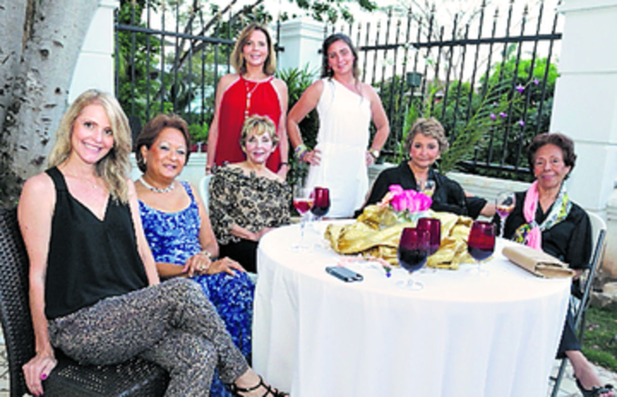 5. Ana de Sosa, Rebeca Chen, Ilse de Severino, Janina de Anguizola, Marivi Anguizola, Fanny Maggiori y Olga Castrellón.