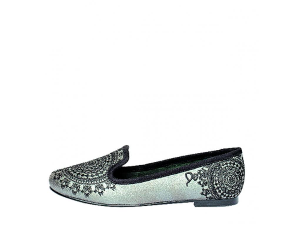 La marca española Desigual presenta una fascinante línea de calzados para chicas. Estas flats las puedes combinarla con todo.(Desigual)