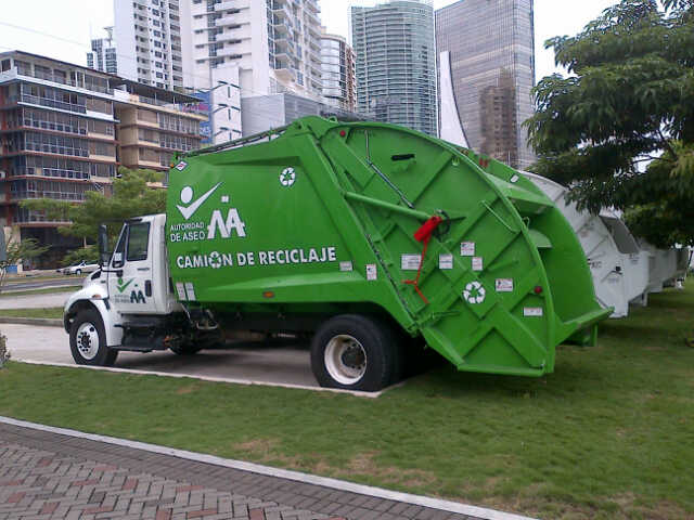 Los camiones que están pintandos de color verde serán utilizados para el tema del reciclaje. Foto/Víctor Arosemena<br>