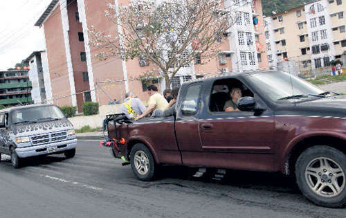<p>EL Chorrillo. Durante toda la filmación fueron custodiados por unidades de la Policía Nacional.</p>