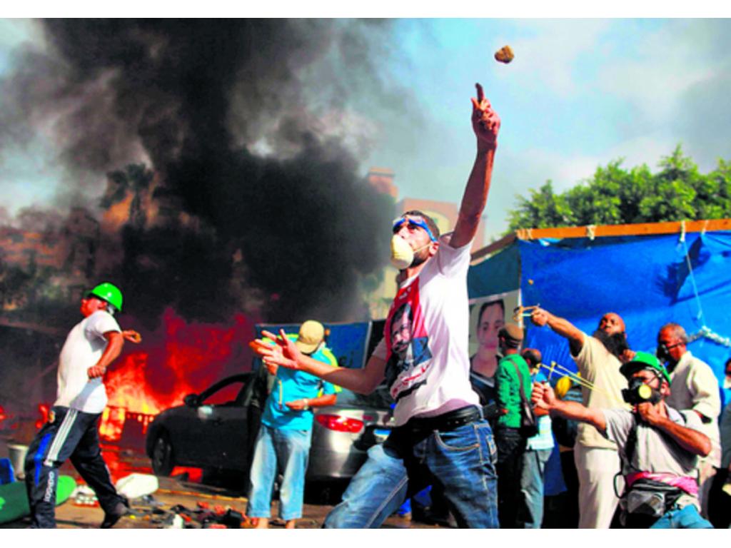 Miembros de las fuerzas de seguridad vigilan a manifestantes.(EFE)