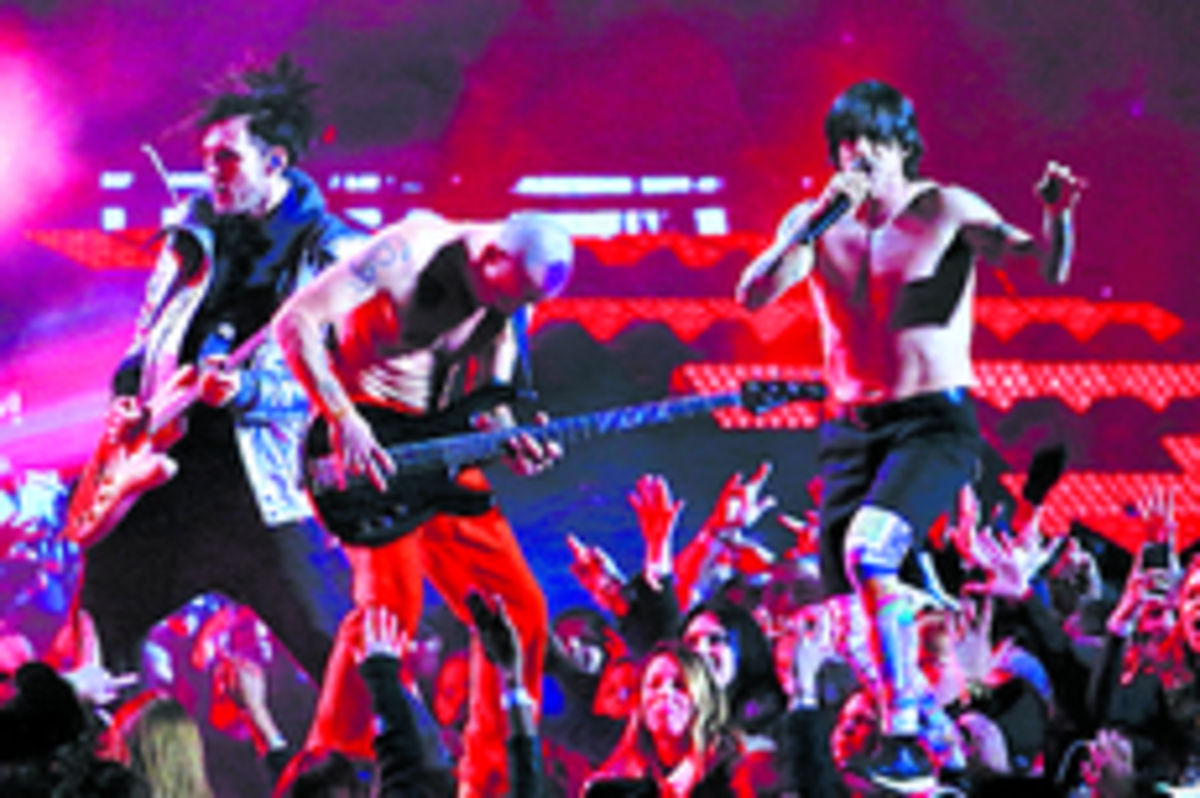 El público se tornó eufórico. El peculiar funk rock de la banda estadounidense Red Hot Chili Peppers puso a gritar a la fanaticada en medio del inmenso MetLife Stadium. (AP)