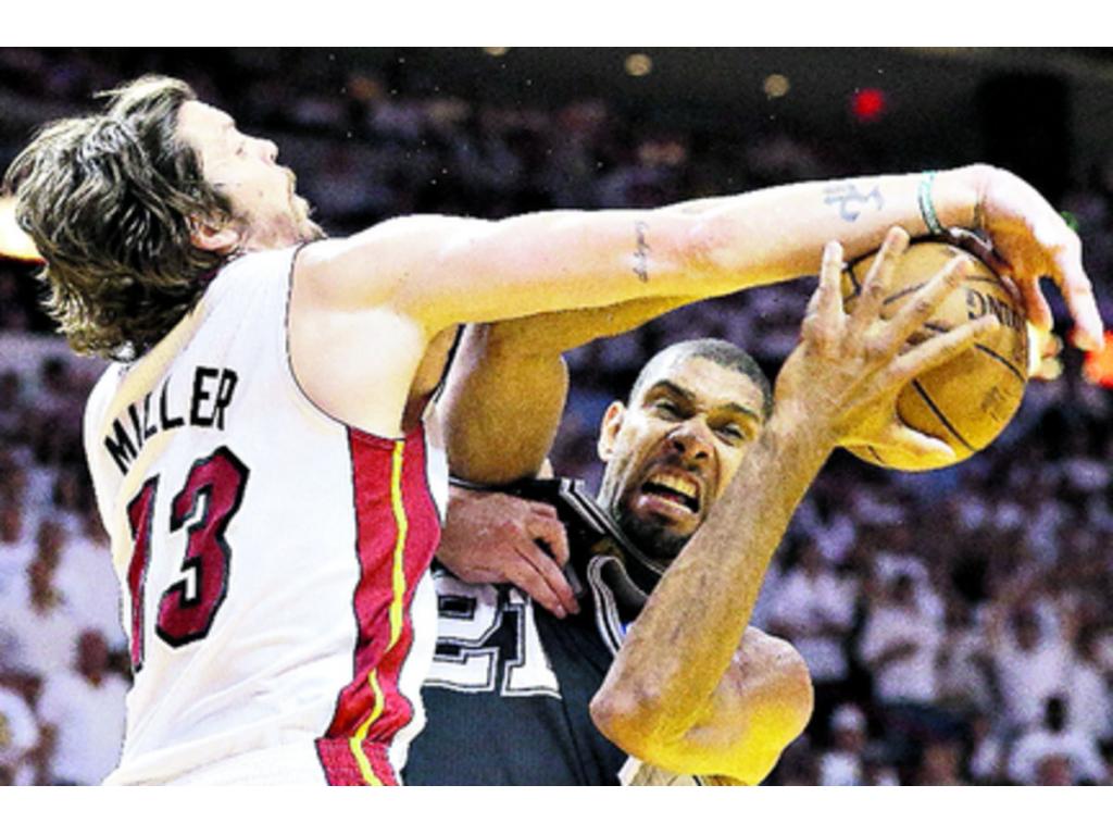 Tim Duncan (dcha.) tuvo 30 puntos y 14 rebotes en los primeros tres cuartos. Ya en el último cuarto y en el tiempo adicional no encestó, y aportó sólo tres asistencias. (AP)
