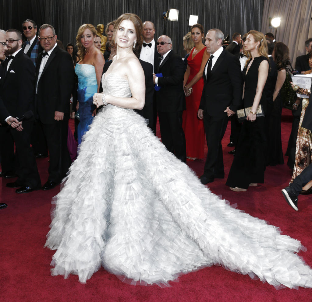 Amy Adams lució un Oscar de la Renta con corte acorazonado y capas de chifón y tul en su amplia falda. AP<br>