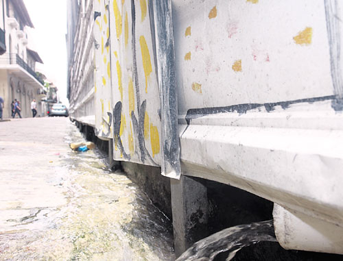 <p>Denuncia. Desperdicio de agua potable en el Hotel Central.</p>