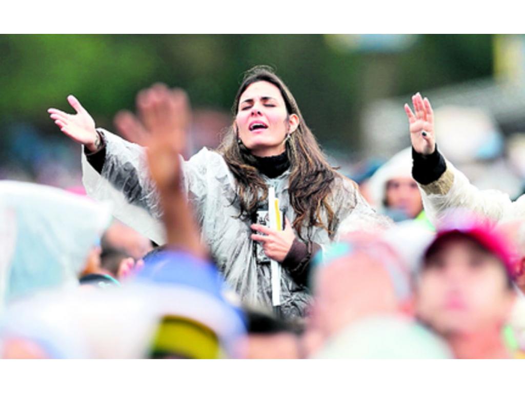 Los feligreses oraron con mucha devoción con el papa.(AP)