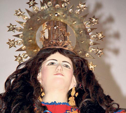 <p> Regalo. Ofreció un camafeo de filigrana y tomatillo diseñado por ella misma contiene su foto y la virgen. </p>