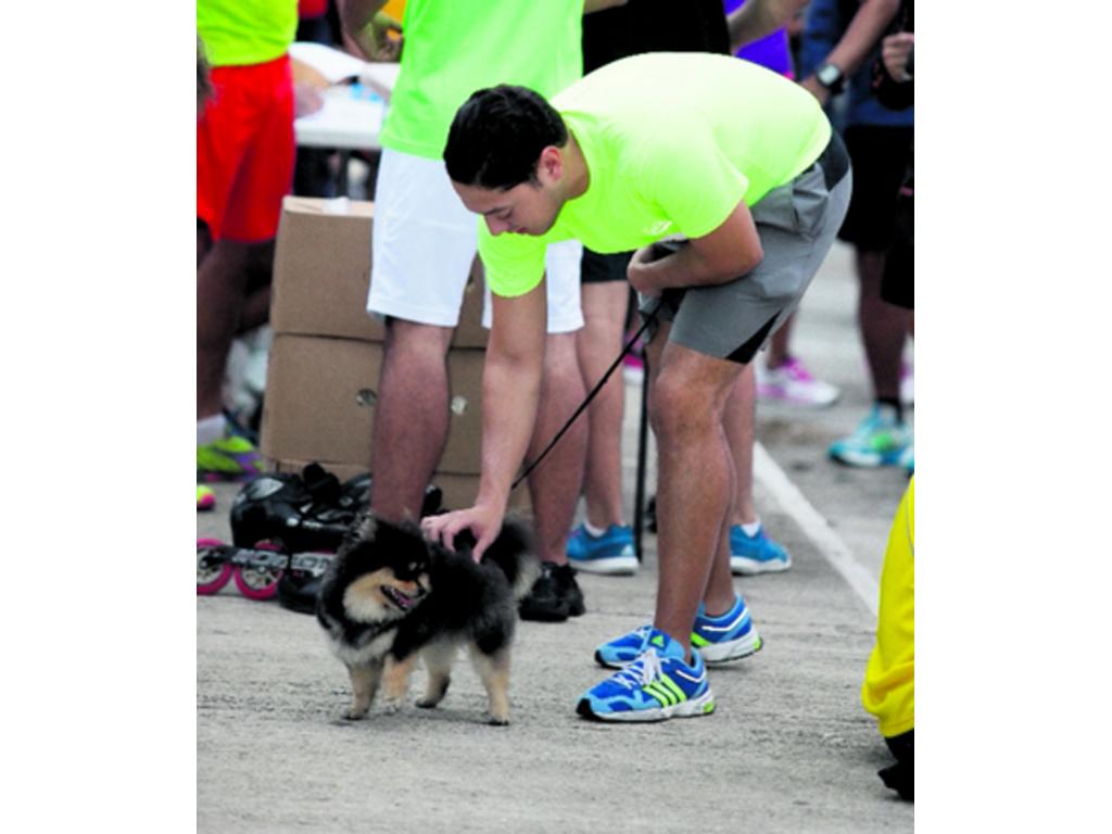 5. Las mascotas también fueron testigos de la emoción de la carrera.