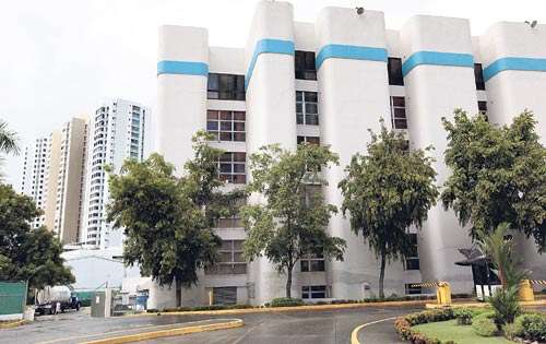 <p>Carros. Cisternas suministran agua a hospitales.</p>