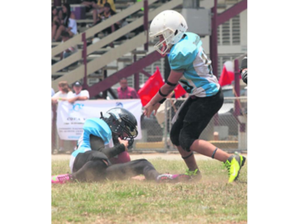 El quarterback lanza un pase para un posible touchdown.(Alberto Ortega)