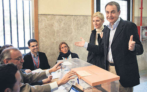 <p>Deber. José Luis Rodríguez Zapatero emitió su voto.</p>