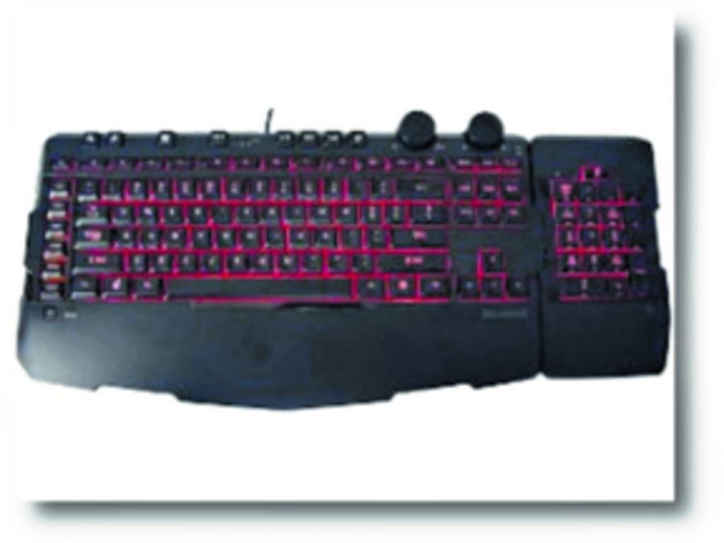 SideWinder X6 Incluye la función crucero con la cual se puede repetir una acción. Además, cuenta con luz de fondo y teclado numérico ajustable a ambos lados que puede servir para configurar otras funciones.