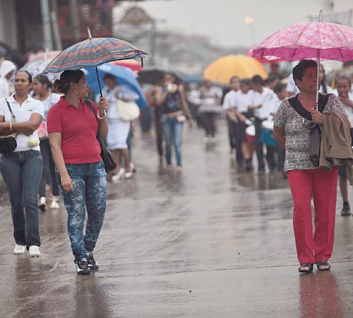 <p>Incomodidad. Muchos optaron por caminar bajo el agua.</p>