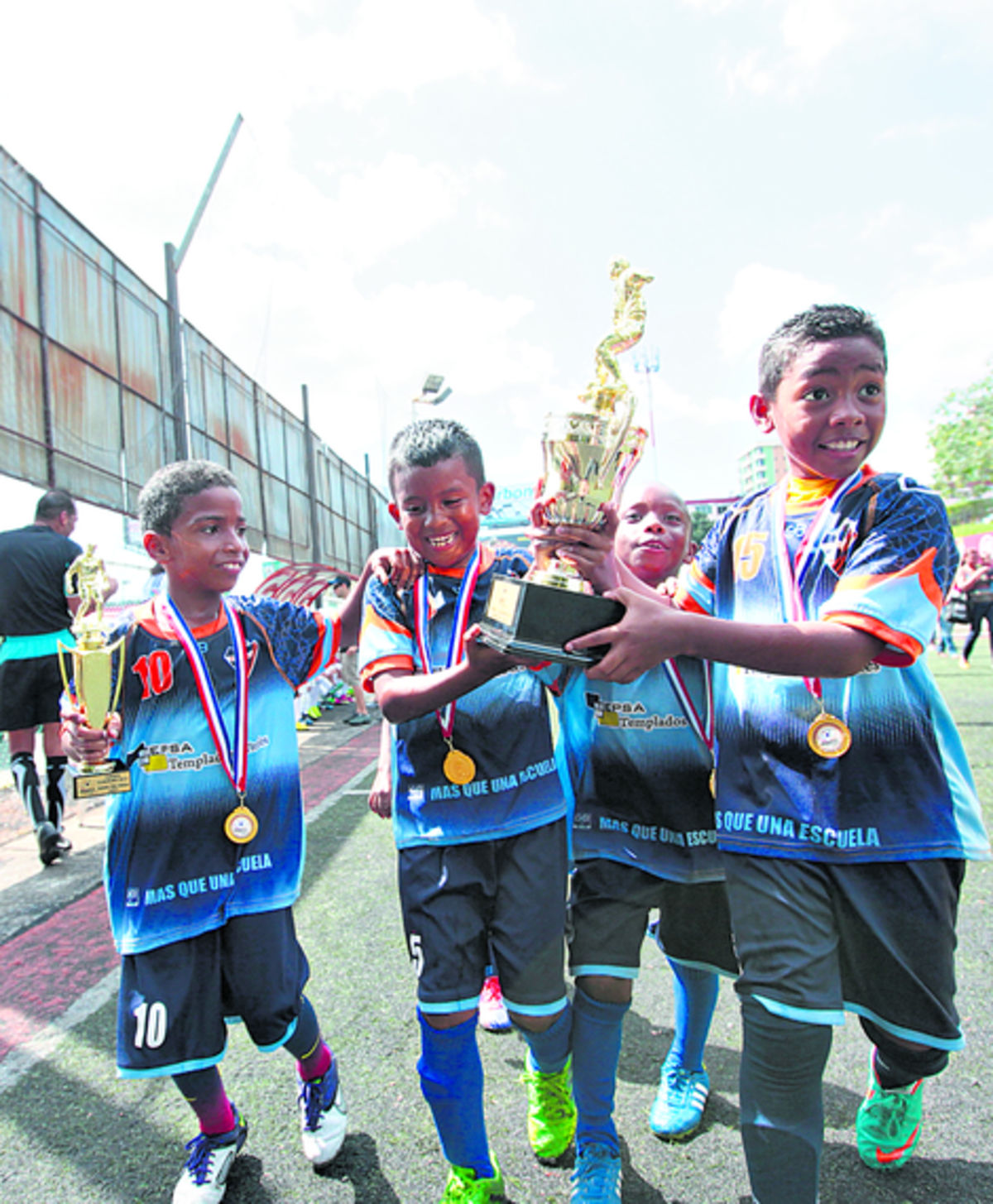 Oldemar Castillo (izquierda), jugador más valioso del torneo, celebra junto al conjunto de Bagoso su triunfo en la categoría sub-7.(Alberto Ortega)