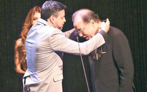 <p>Aplausos. Todos se pusieron de pie para alogiarlo.</p>