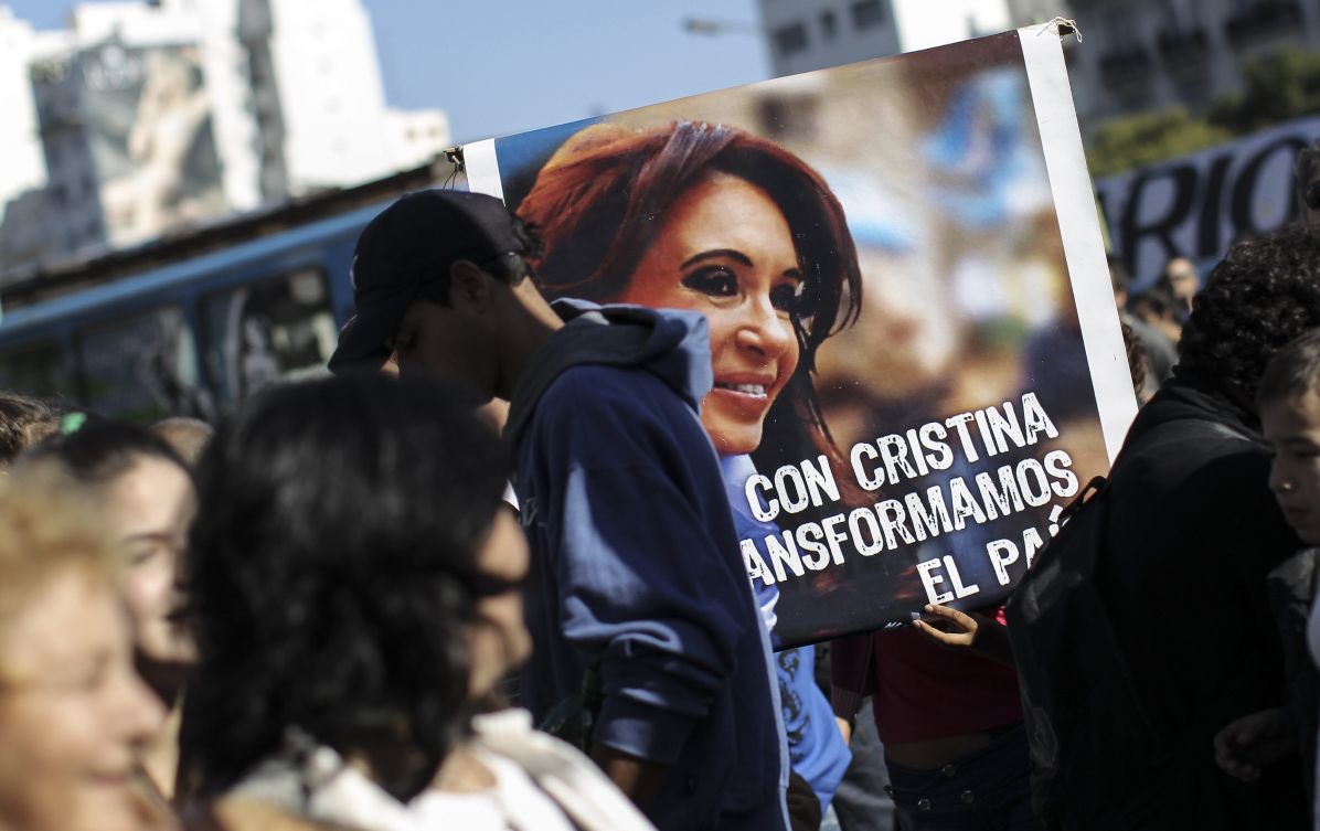Seguidores de la presidenta Cristina Fernández se concentrarron en el centro de Buenos Aires. EFE<br>
