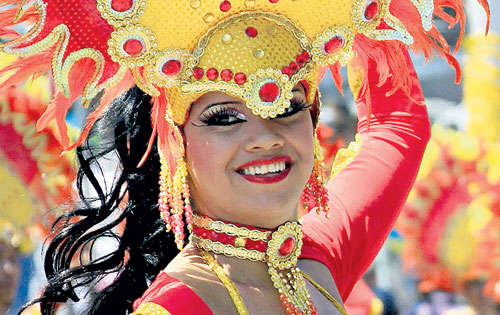 <p>Cartagena. En el primer día se realiza la Batalla de las Flores, así se inician los cuatro días de farsa.</p>