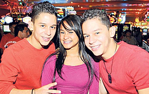 <p>Cantantes. Los Mellos disfrutaron de partido.</p>