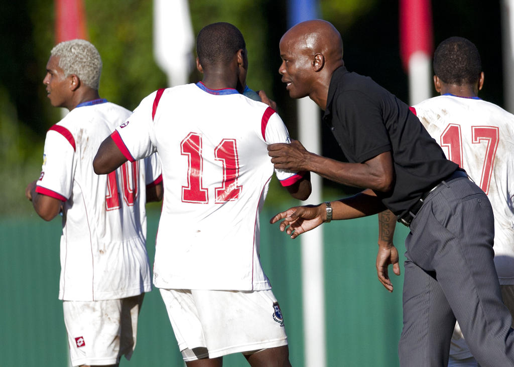 El técnico Julio Cesar Dely Valdes le da instrucciones a Armando Cooper. AP<br>