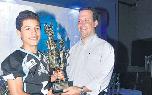 <p>Infantil. Isaac Barrios recibe el premio del Más Valioso.</p>