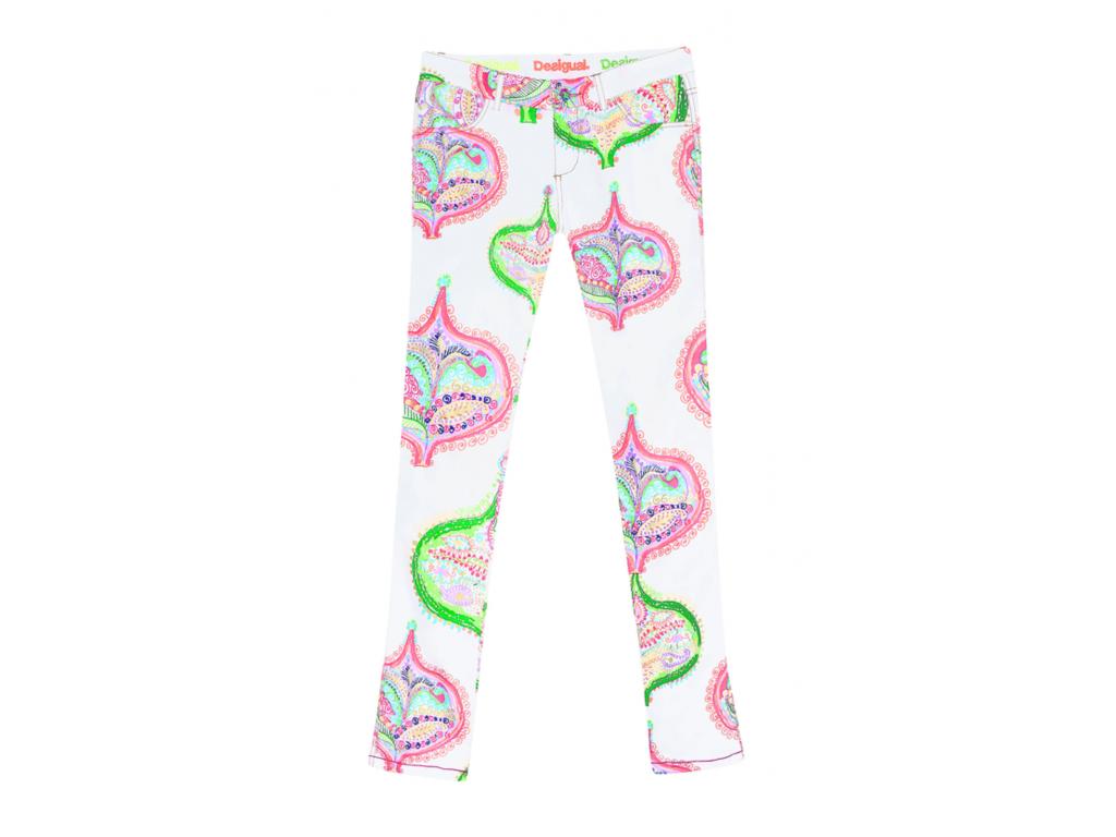 Estos pantalones no pasan de moda, ya que se ajustan muy bien al cuerpo de las féminas. Los estampados coloridos dan ese toque moderno y atrevido.