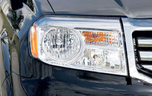 <p>Vistosas. Luces principales son de halógeno multirreflector.</p>