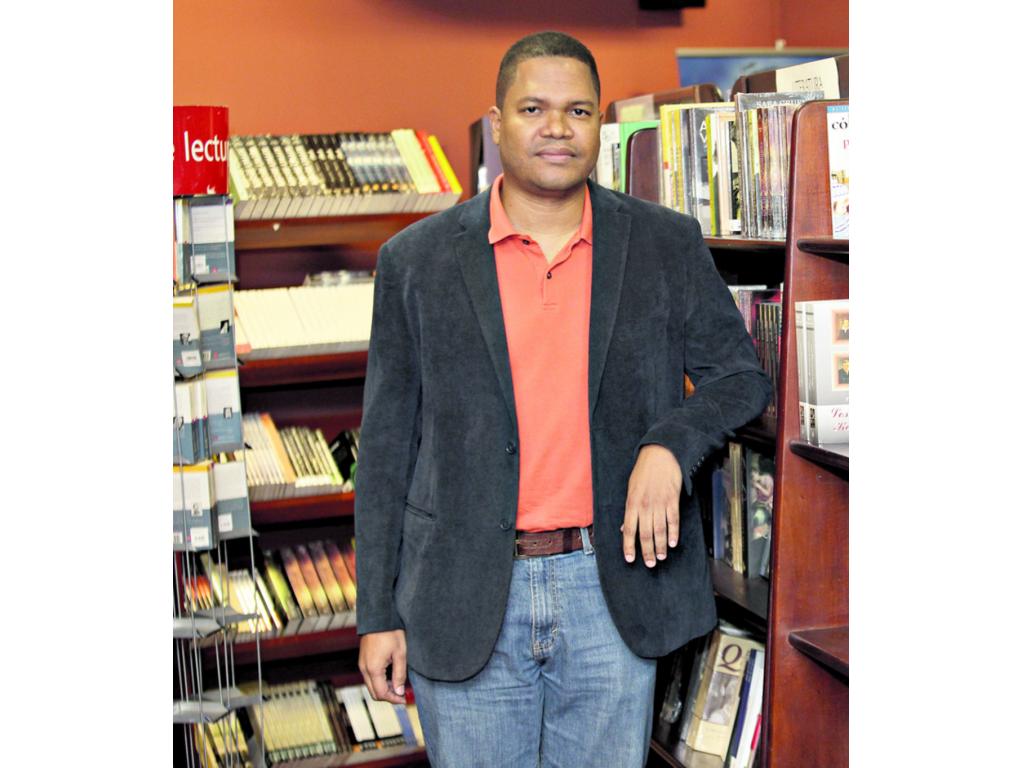 Carlos Oriel Wynter Melo (der.) durante la presentación de su novela en Miami.