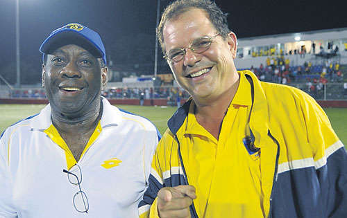 <p>Dueto. Miguel Mansilla (izq.) y Manuel Arias, directivo del Chorrillo.</p>