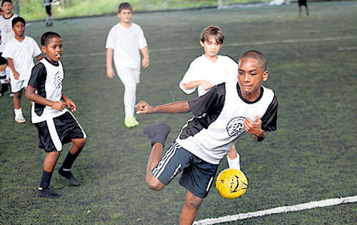 <p>Delantero. El jugador se prepara para tirar a la meta. </p>