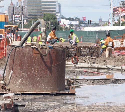 <p>Paredes. Se construyen dos muros y el hueco de 10 metros de ancho para permitir que la tuneladora entre y excave.</p>