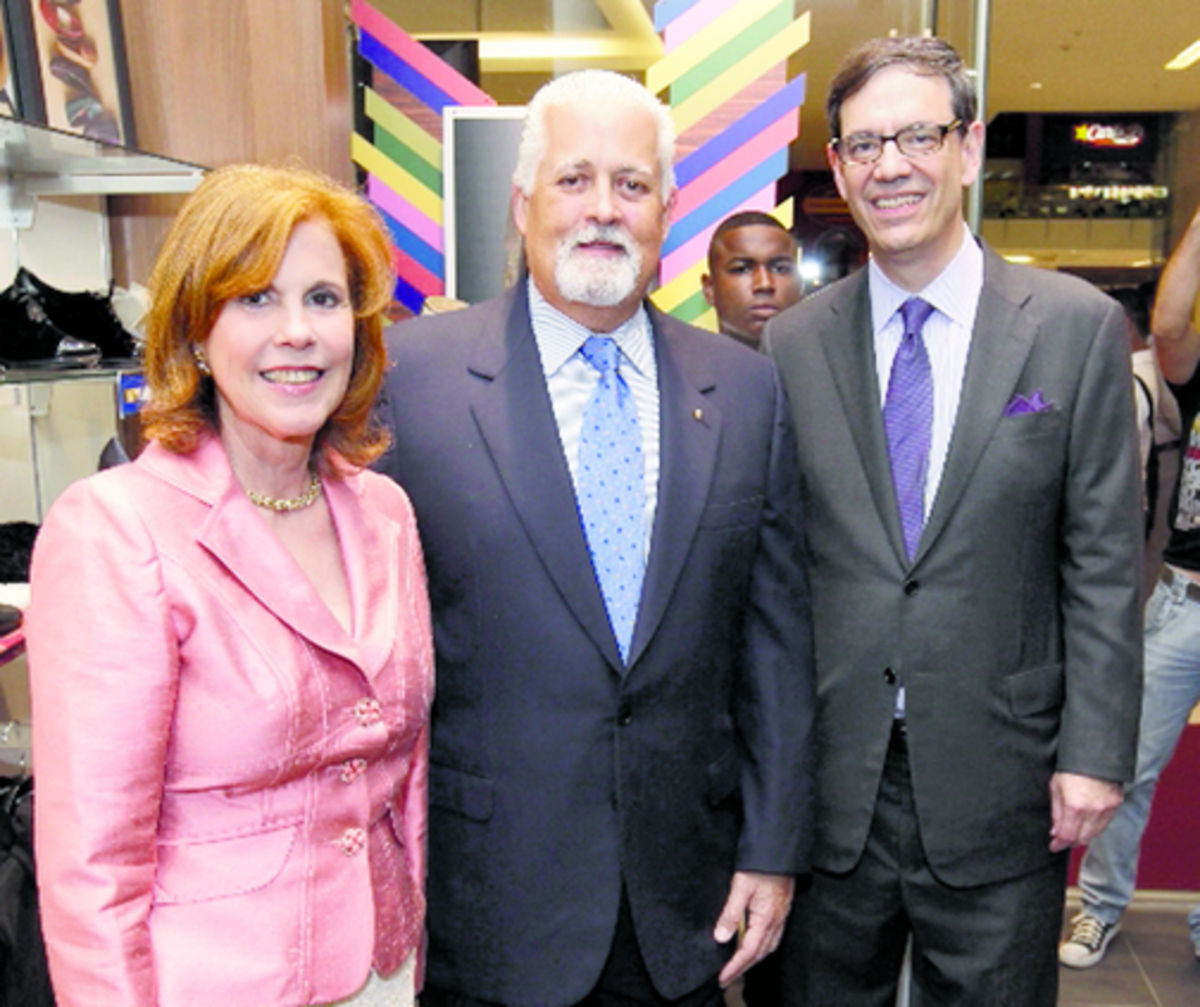 2. Dora Boyd de Pérez Balladares, Ernesto Pérez Balladares y Jonathan Caplan.