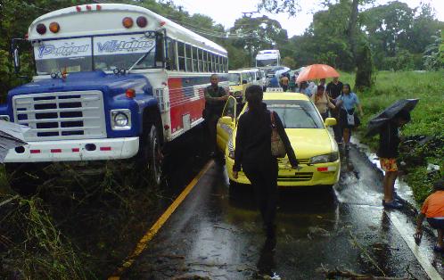 El cierre afectó a los residentes del área que tuvieron que caminar para abordar un autobús. Foto/Jesús Simmons<br>