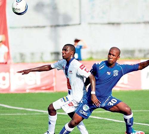<p>Empate. Alejandro Vélez (der.) no quiere perder la pelota.</p>