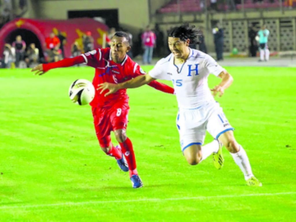 Sánchez (izq.) disputa el balón con el hondureño Roger Espinosa.(Anayansi Gamez)