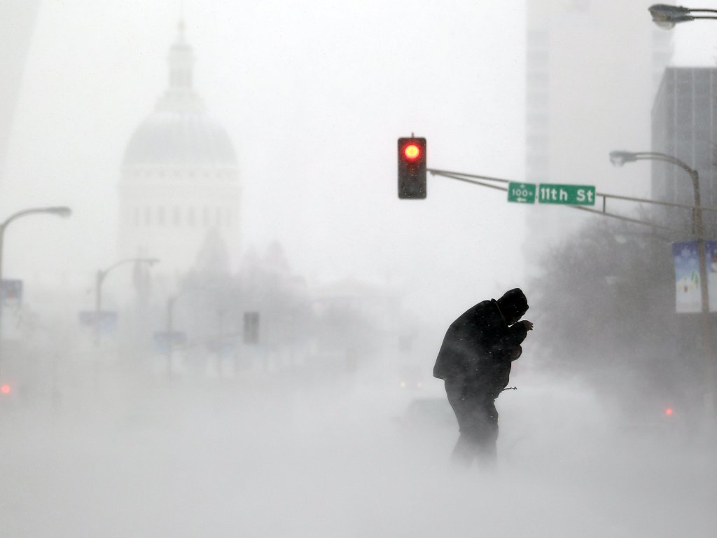 Bendito. Lucha para cruzar la calle. 5 de enero. St. Louis, Missouri. Foto/AP.Jeff Roberson
