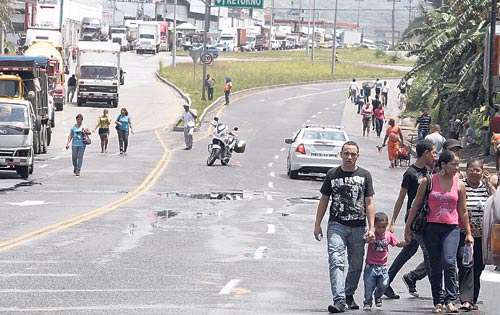 <p>Afectados. Los usuarios caminaron largas distancias. </p>